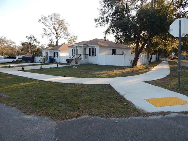 view of front of property featuring a front yard