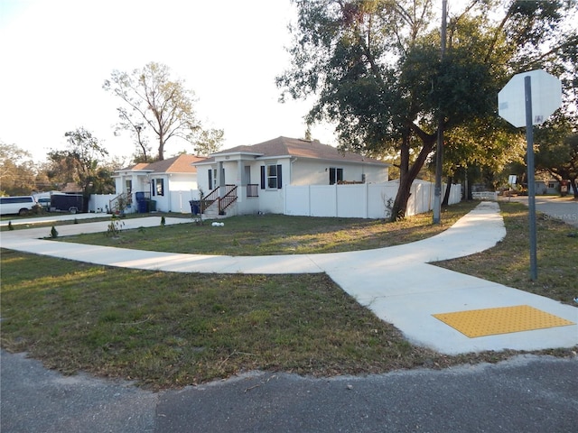 view of front of property featuring a front lawn