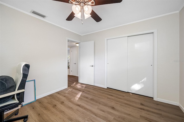 office area featuring wood-type flooring, ornamental molding, and ceiling fan