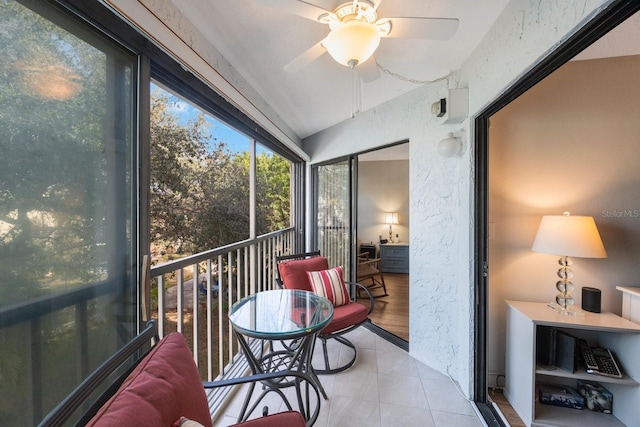 sunroom with ceiling fan