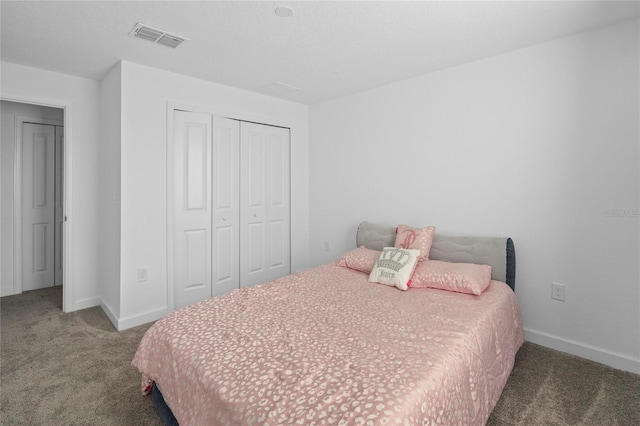 bedroom featuring carpet floors and a closet