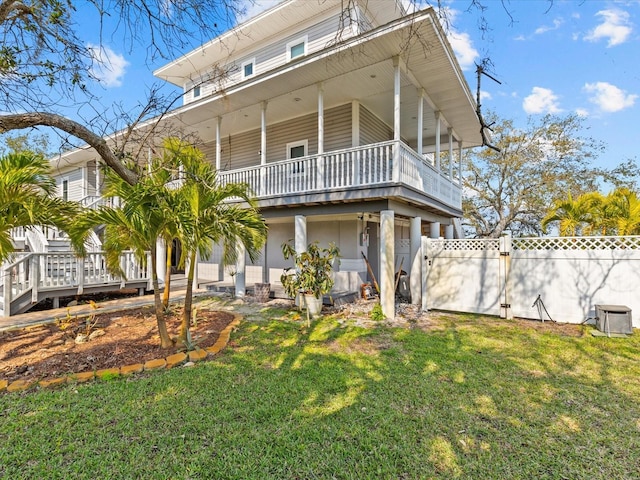 back of house featuring a lawn