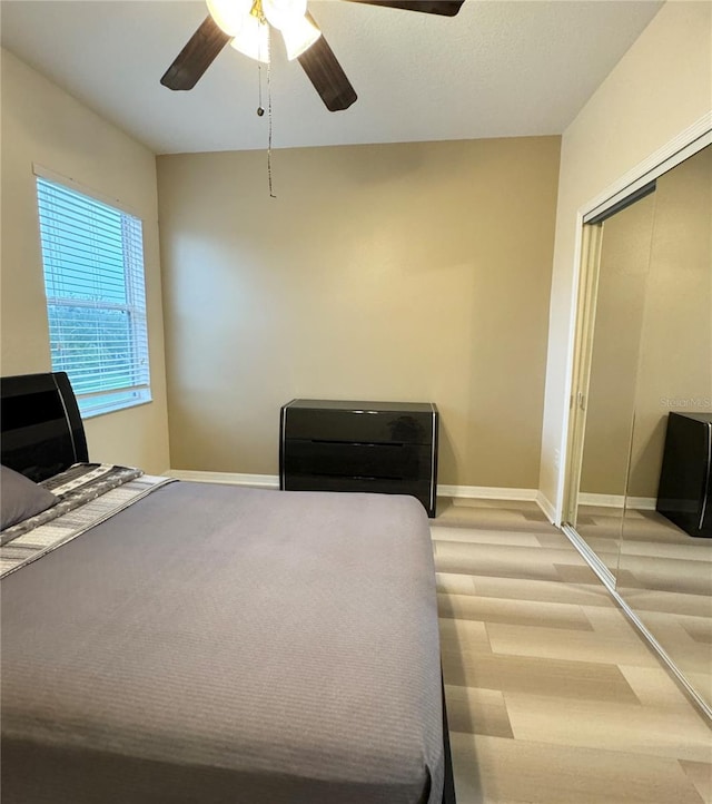 unfurnished bedroom featuring ceiling fan and a closet