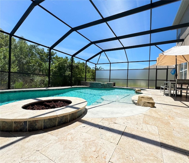 4110 Huntingdale Ct, Wesley Chapel, FL 33543 - view of pool featuring a pool with connected hot tub, an outdoor fire pit, a patio, and a lanai