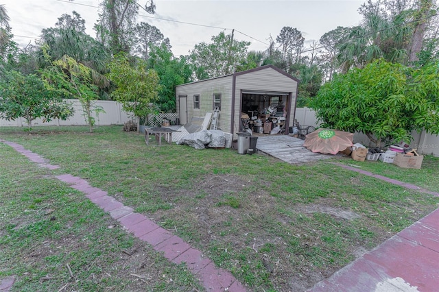 view of yard featuring an outdoor structure