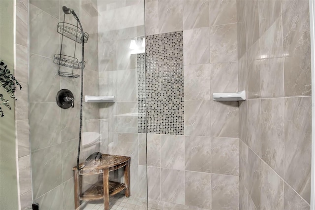 bathroom featuring tiled shower