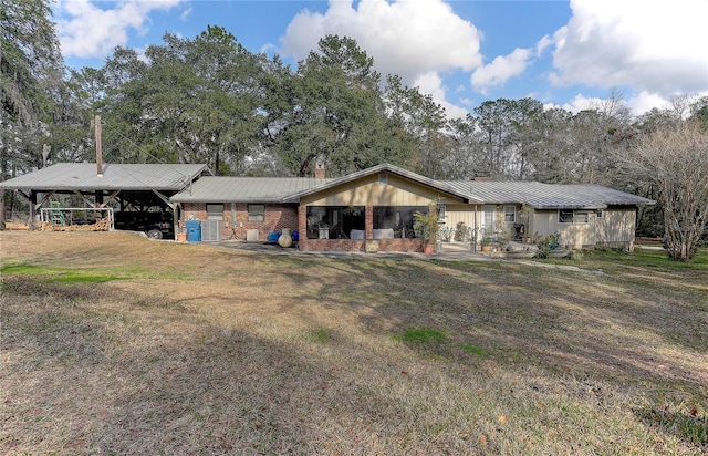 view of front of property featuring a front yard