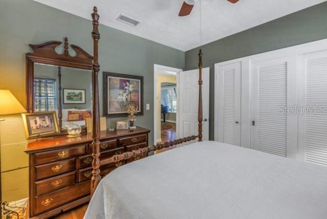 bedroom featuring ceiling fan and a closet