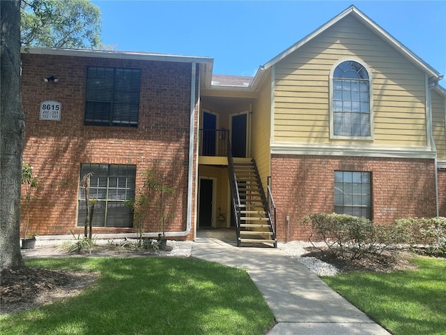 view of front of home featuring a front lawn