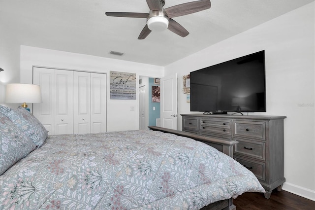 bedroom with dark wood-type flooring, a closet, and ceiling fan