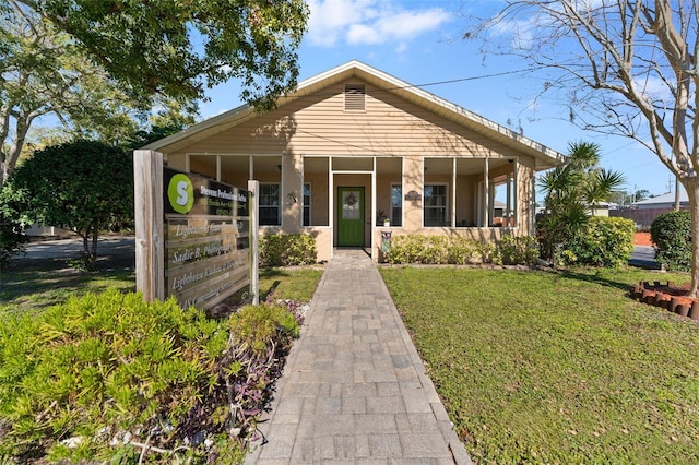 view of front facade featuring a front lawn