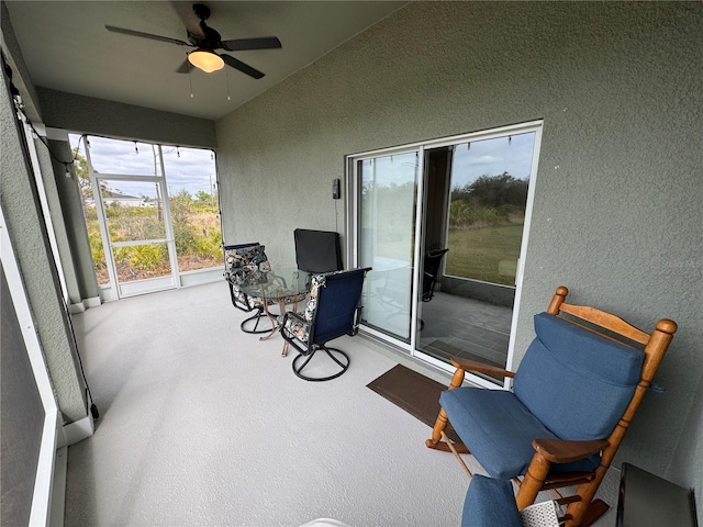 sunroom with ceiling fan