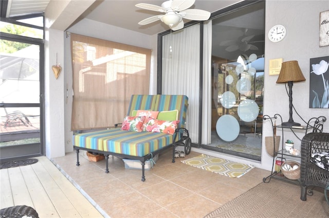 sunroom with ceiling fan