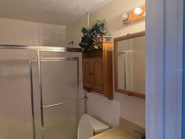 bathroom with walk in shower, a textured ceiling, and toilet