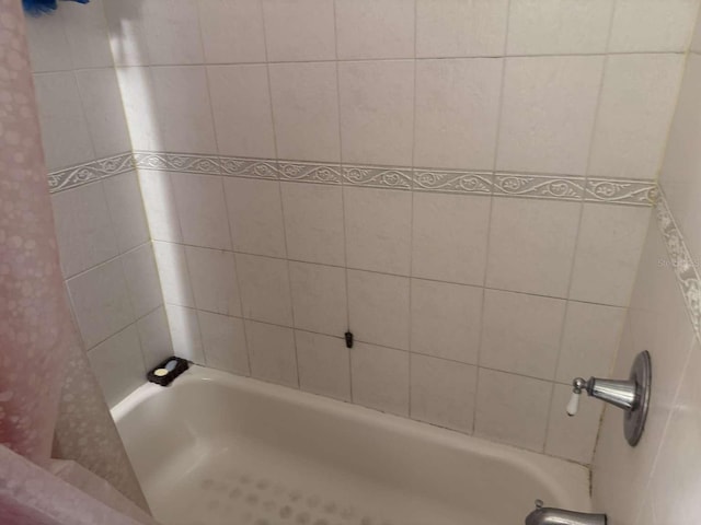 bathroom with tiled shower / bath