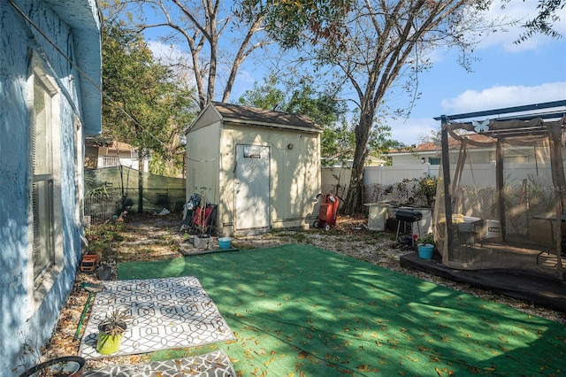 view of yard featuring a storage shed