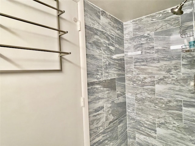 bathroom featuring a tile shower