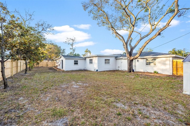 back of house featuring a yard