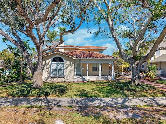 view of front facade featuring a porch and a front yard
