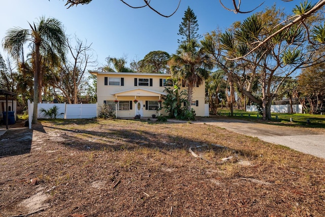 view of front of house featuring a front lawn