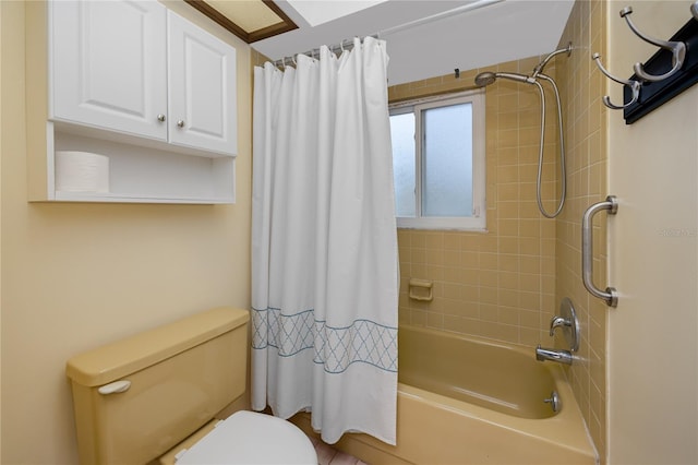 bathroom featuring shower / tub combo with curtain and toilet