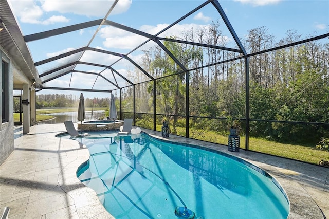 view of swimming pool featuring a lanai, a patio area, and a pool with connected hot tub