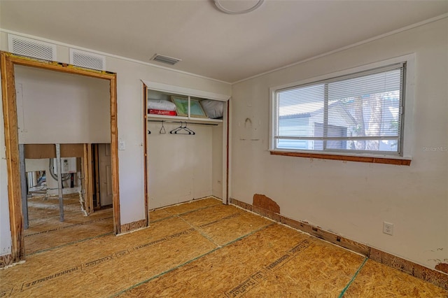 unfurnished bedroom featuring a closet