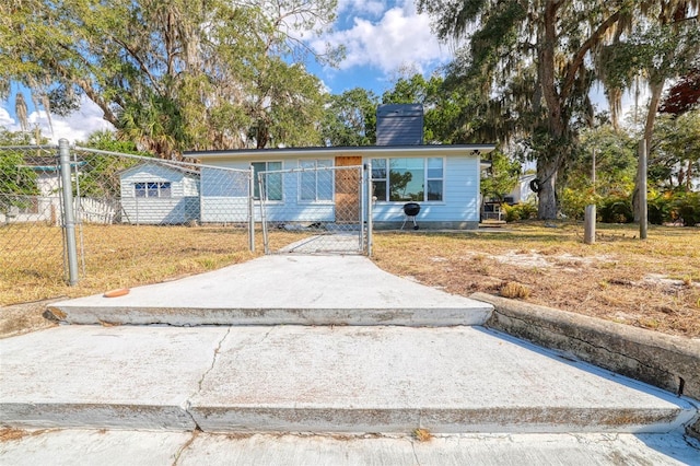 view of front of home featuring a front lawn