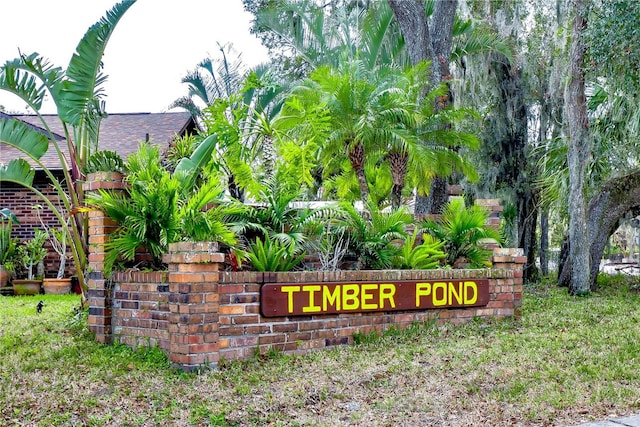 community sign featuring a lawn