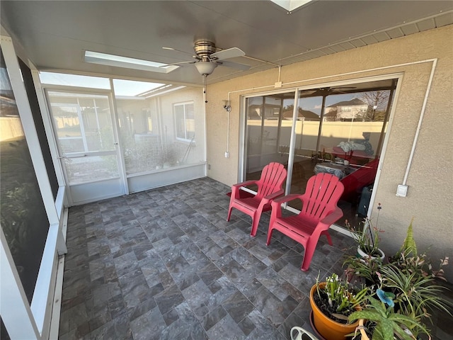 sunroom with ceiling fan