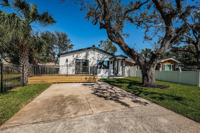 view of front of property featuring a fenced front yard and a front yard