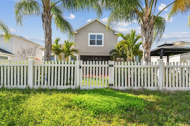 view of front facade featuring a fenced front yard