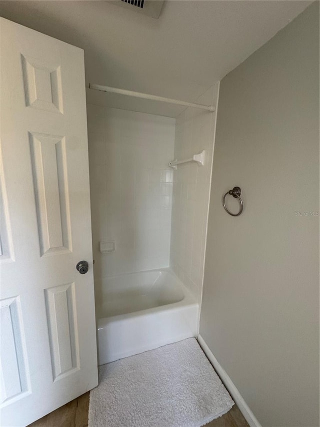 bathroom with tub / shower combination