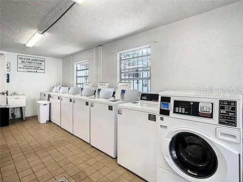 laundry room featuring sink, independent washer and dryer, and a textured ceiling