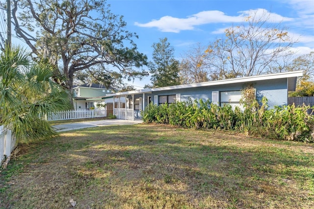 view of front facade featuring a front lawn