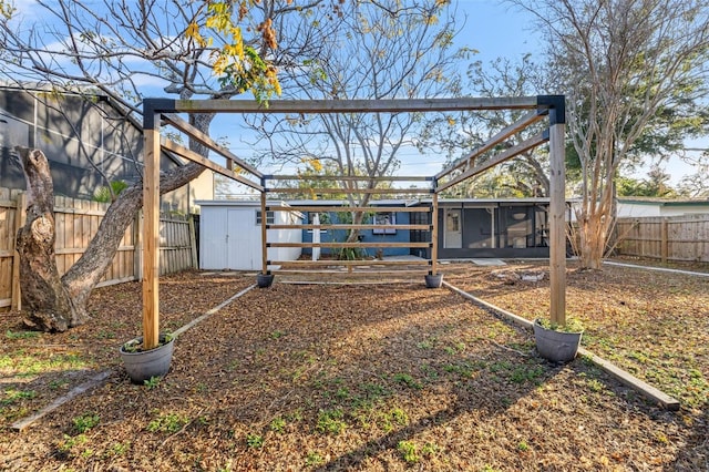 view of yard with an outbuilding