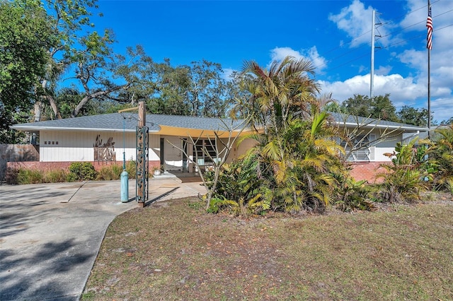 view of front of property featuring a front lawn