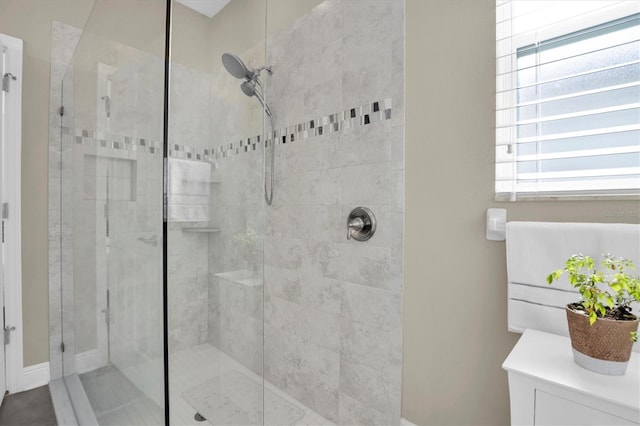 bathroom featuring tiled shower