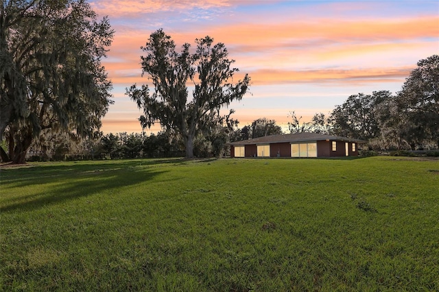 view of yard at dusk