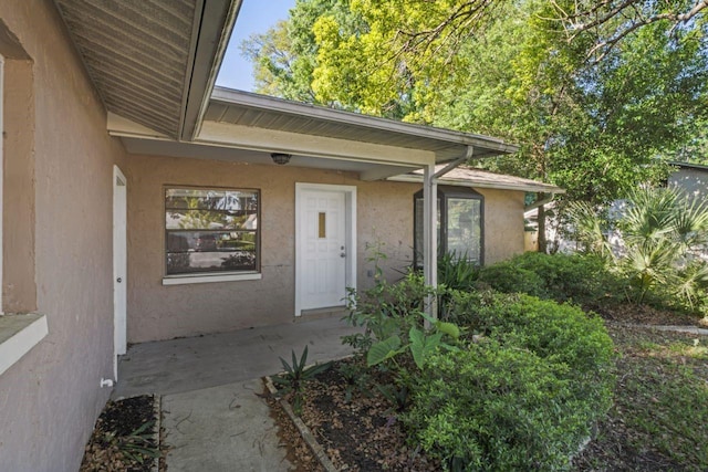 entrance to property featuring a patio