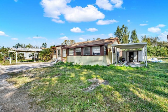 ranch-style house featuring a front lawn