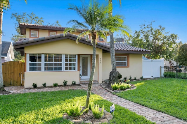 view of front of house featuring a front lawn