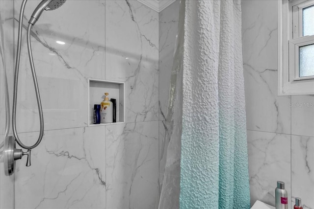 bathroom featuring a shower with shower curtain