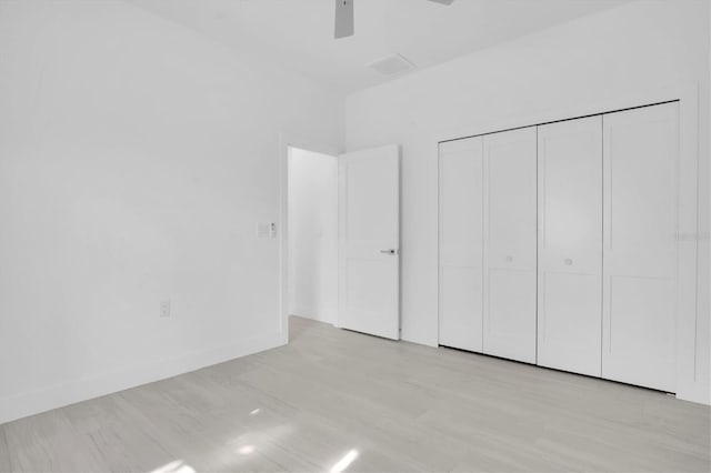 unfurnished bedroom featuring ceiling fan and a closet