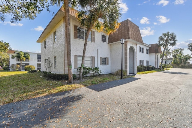 view of side of property featuring a lawn