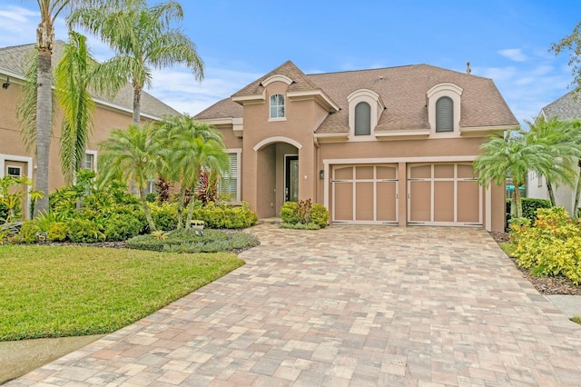 view of front of house featuring a garage and a front yard