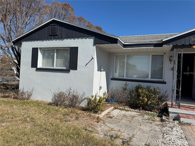 view of front of property featuring a front lawn and stucco siding