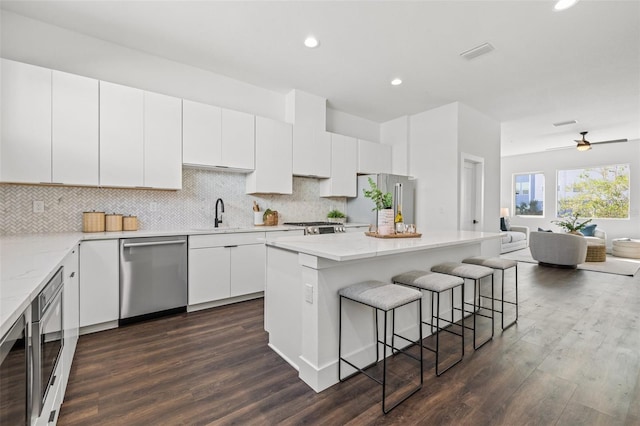 881 6th Ave S, Saint Petersburg, FL 33701 - kitchen featuring visible vents, appliances with stainless steel finishes, open floor plan, a sink, and a kitchen bar