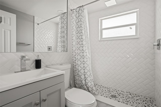 8820 Rocky Creek Dr, Tampa, FL 33615 - bathroom featuring toilet, vanity, tasteful backsplash, and a shower with shower curtain