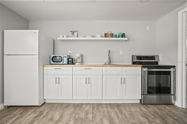8820 Rocky Creek Dr, Tampa, FL 33615 - kitchen with appliances with stainless steel finishes, sink, white cabinets, and light hardwood / wood-style floors